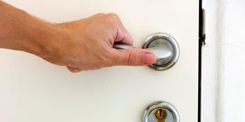 Personne qui cherche à ouvrir une porte bloquée