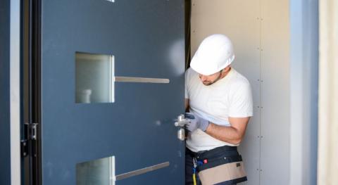 serrurier en train de reparer une porte d entree 