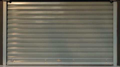 magasin avec porte de rideau metallique