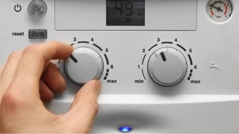 image zoomee sur les indicateurs d une chaudiere au fioul avec bouton de reinitialisation