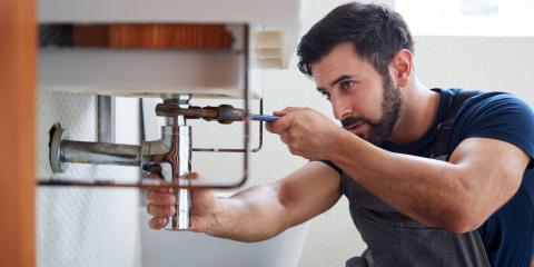 réparation par un plombier d'une fuite sur un évier ou un lavabo