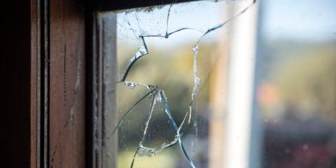 vitre cassée sur une fenêtre en bois